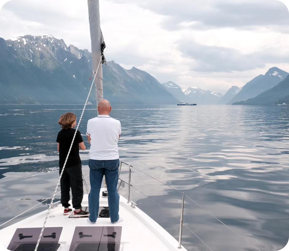 Na dziobie jachtu w norweskim fiordzie