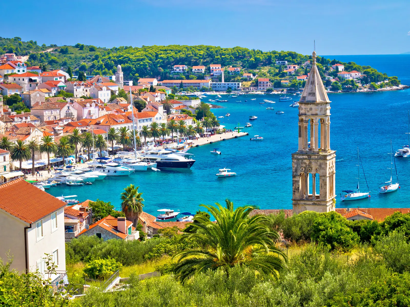 Port na wyspie Hvar z dzwonnicą i jachtami w zatoce