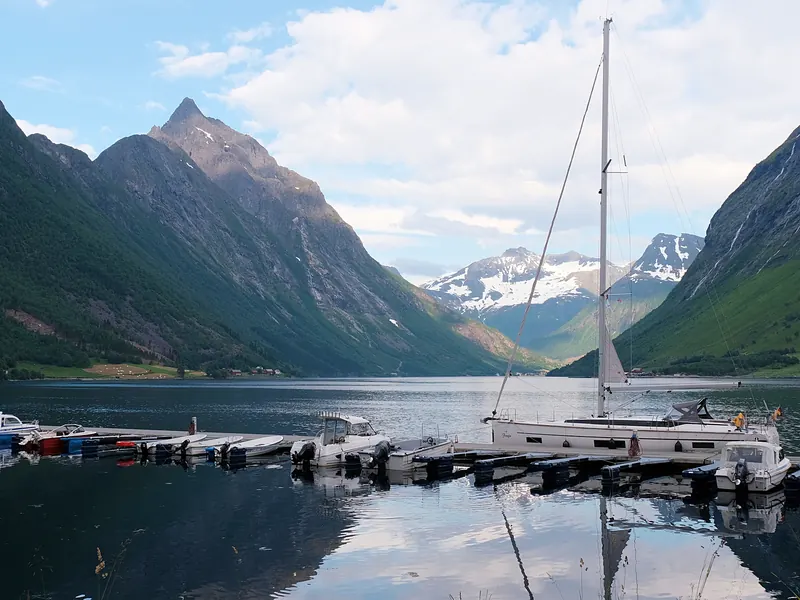 Jacht w marinie wśród gór norweskiego fiordu