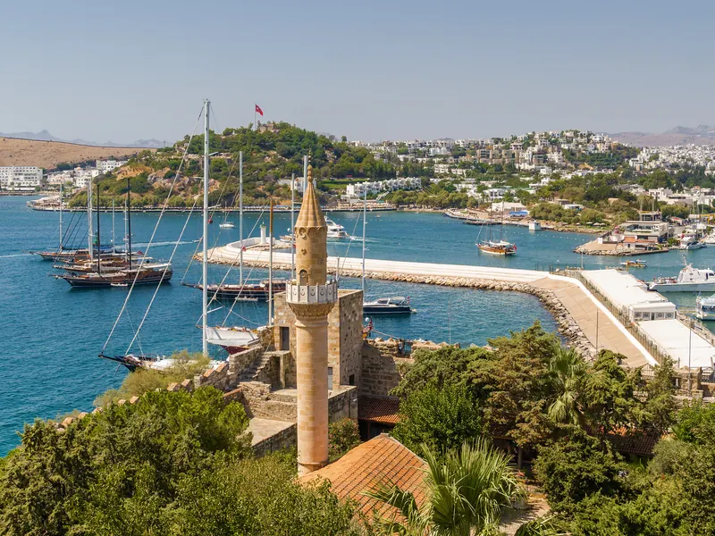 Port w Bodrum z jachtami i minaretem