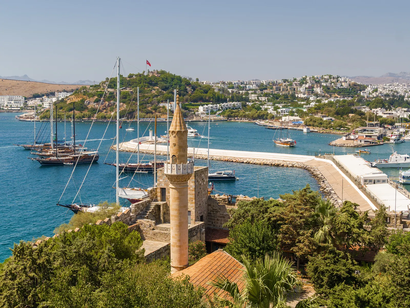 Port w Bodrum z jachtami i minaretem